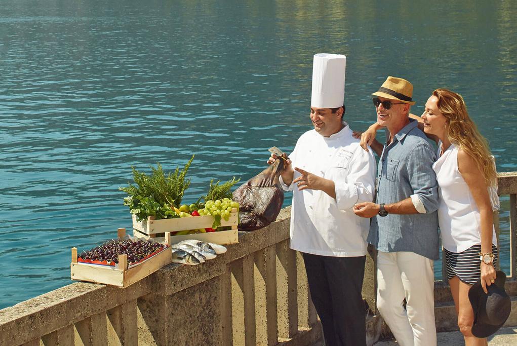 Descubra los secretos de los mejores ingredientes acompañando a nuestro chef a comprar en mercados locales. CRUCEROS DE LUJO SEABOURN ODYSSEY SEABOURN SOJOURN SEABOURN QUEST CRUCEROS EN SUITE SUITE CRUISES SEABOURN LUXURY CRUISES SEABOURN ODYSSEY SEABOURN QUEST SEABOURN SOJOURN CRUISE SHIP LUXURY TRAVEL SEABOURN CRUISES SEAVOURN ODYSSEY SEABURN CRUISES SEABORN CRUISES LUXURY CRUISES CRUCEROS DE LUJO SEABOURN CRUISES THE YACHTS OF SEABOURN CRUISES LUXURY CRUISE YACHT CRUISES SMALL SHIP CRUISES SEABOURN DELUXE CRUISES CRUCEROS DE LUJO EN YATE SEABOURN CRUCEROS DE LUJO CRUCEROS LUJOSOS CRUCEROS EN BARCO PEQUEÑO CRUCEROS EXCLUSIVOS GASTRONOMIA DE LUJO ESTRELLAS MICHELIN STARS CRUCEROS GASTRONOMICOS CRUCEROS EXCLUSIVOS #Seabourn #LuxuryCruises #SeabournOdyssey #SeabournQuest #SeabournSojourn #SeabournCruises #SeabournLuxuryCruises #Yacht #YachtCruises #SmallShipCruises #SeabournShips #Crucerosdelujo #CrucerosExclusivos #CrucerosSeabourn #CrucerosenSuite #SuiteCruises #LuxuryYachtCruises #ReservasSeabourn #SeabournReservations #SeabournContact #SeabournShips #SeabournCruiseShips